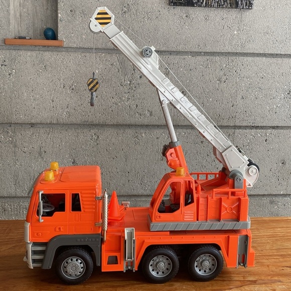 Large Crane Truck - Picture 2 of 15